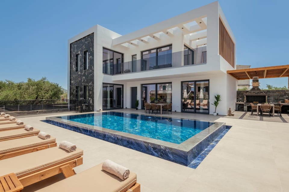 Property building, Patio, Day, Pool view, Swimming pool, sunbed