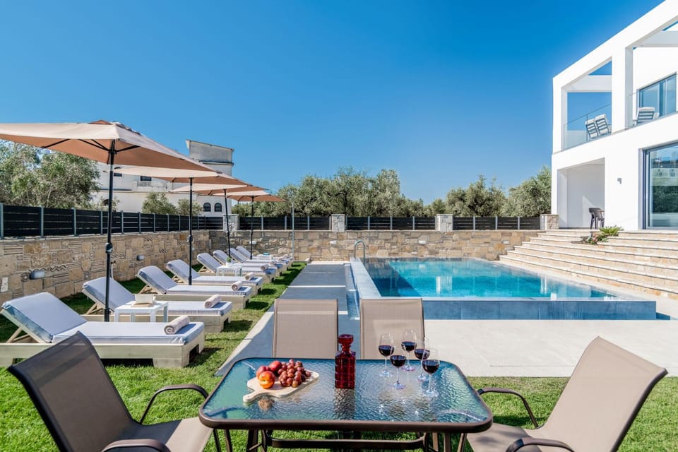 Property building, Patio, Day, Pool view, Swimming pool, sunbed