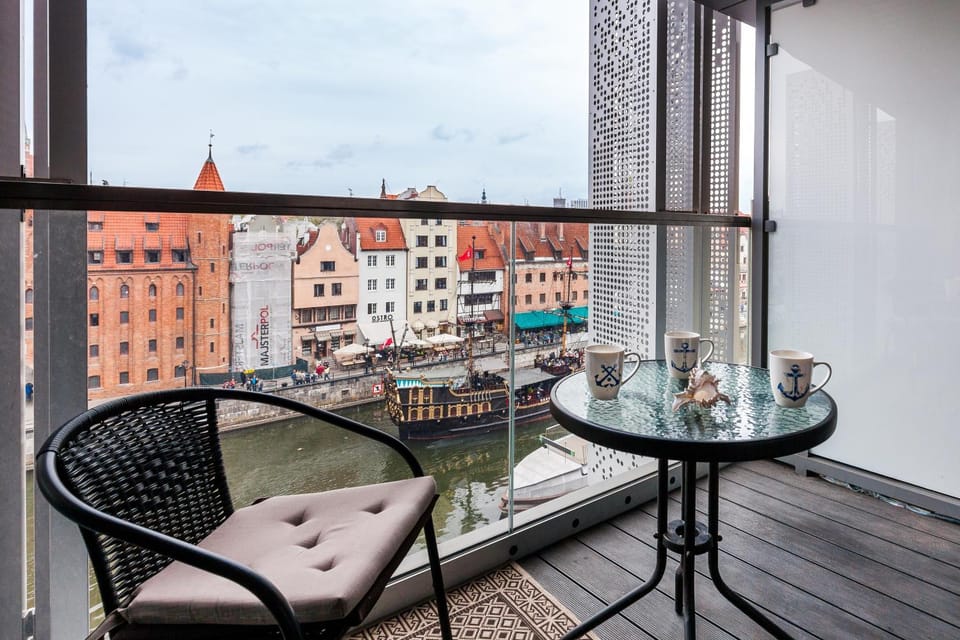 Balcony/Terrace, Street view