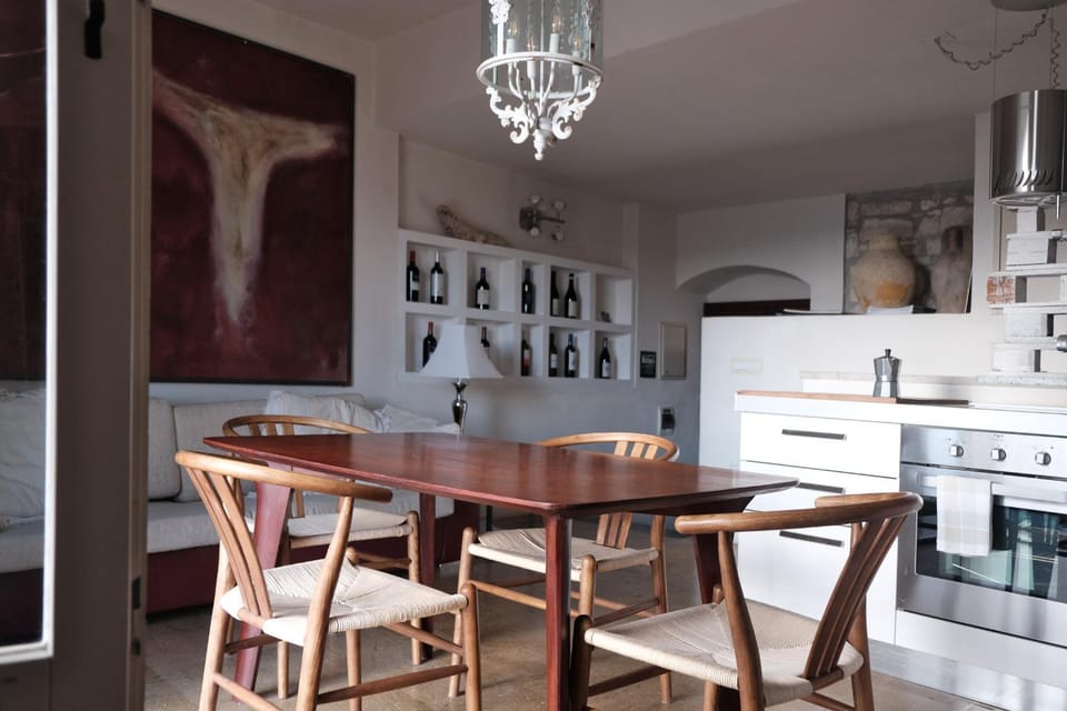 Kitchen or kitchenette, Dining area, stove