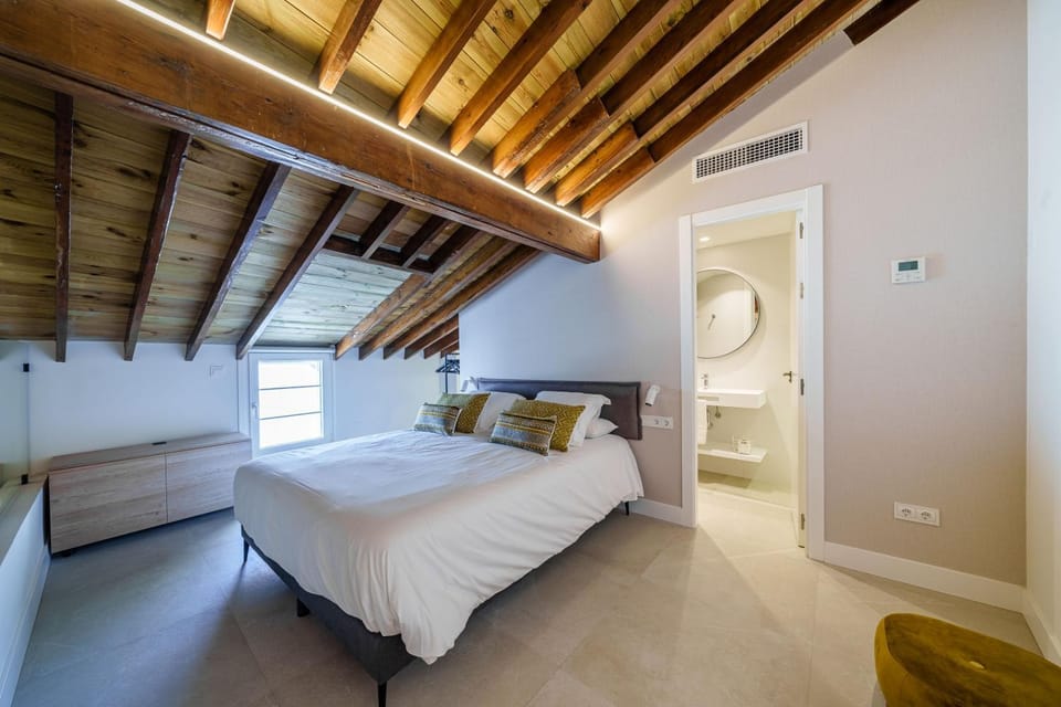 Bed, Bathroom, Photo of the whole room, Bedroom