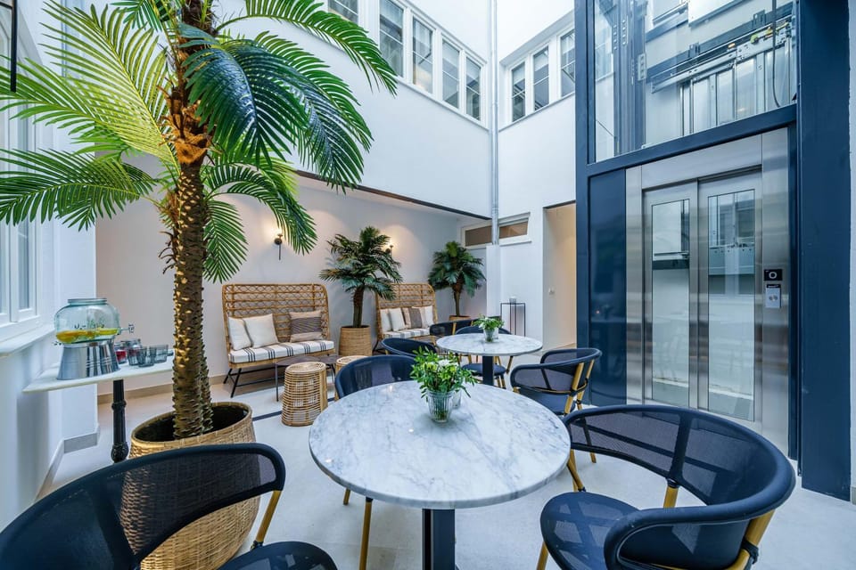 Patio, Day, Seating area, elevator