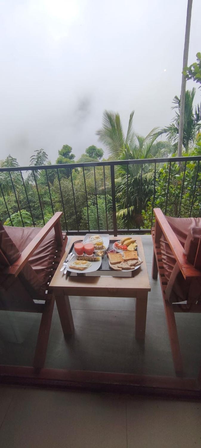 Balcony/Terrace, Food and drinks, Seating area, Dining area, Breakfast, Continental breakfast