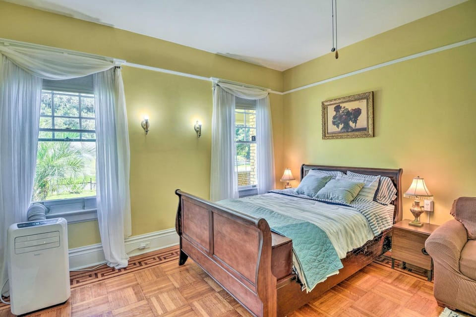 Historic Crescent City Studio - Lakefront w/ Dock! Apartment in Crescent City