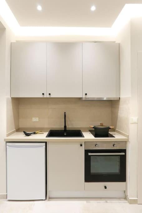 Kitchen or kitchenette, minibar, stove