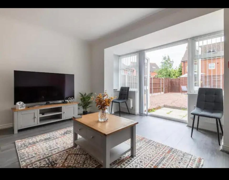 Marston 5 Bedroom Home With Parking Near HS2 & NEC & BHX House in Marston Green