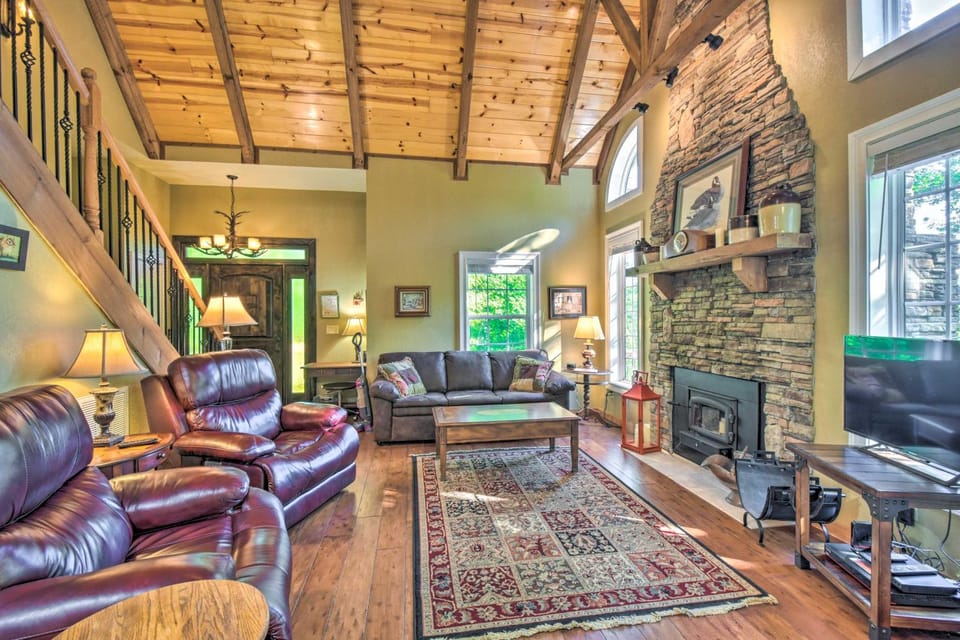 3 Mi to Museums: Smoky Mountains Cabin w/ Deck Cabin in Tennessee