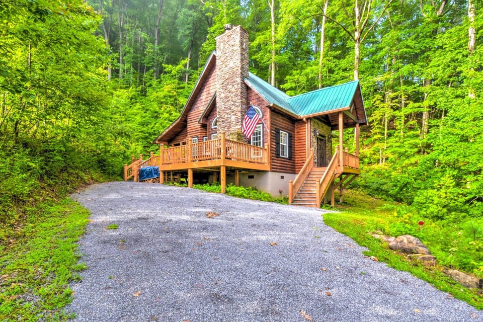 3 Mi to Museums: Smoky Mountains Cabin w/ Deck Cabin in Tennessee