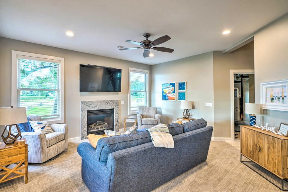 Waterfront Mound Retreat w/ Dock & Lake Access! House in Mound