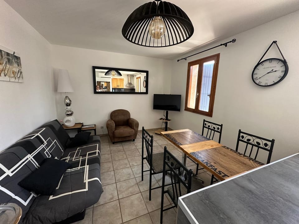 CHARMANT LOGEMENT AVEC PISCINE EN PROVENCE au premier étage d une villa Apartment in Tarascon
