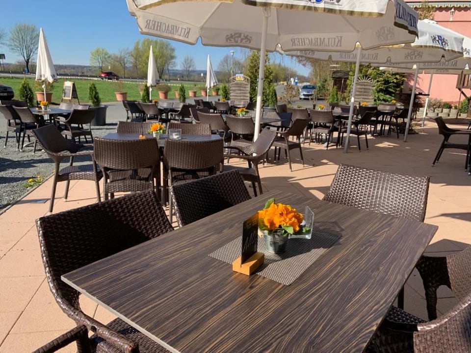 Restaurant/places to eat, Balcony/Terrace