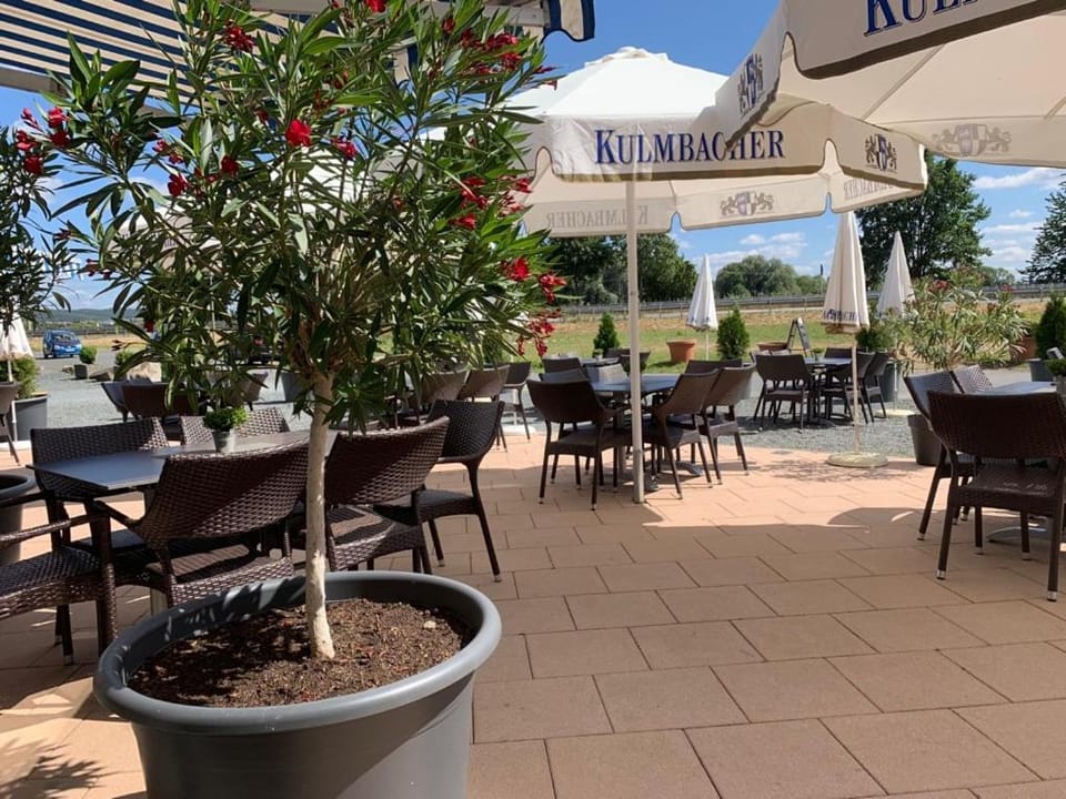 Restaurant/places to eat, Balcony/Terrace