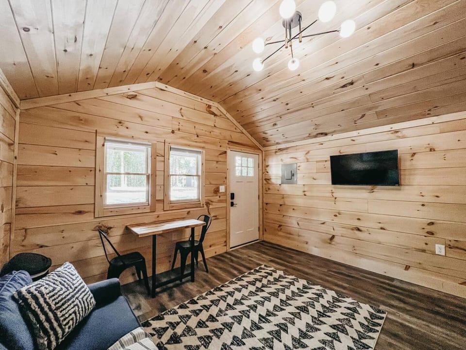 Cabin #9 One Bedroom with Kitchenette Cabin in Lake Hartwell