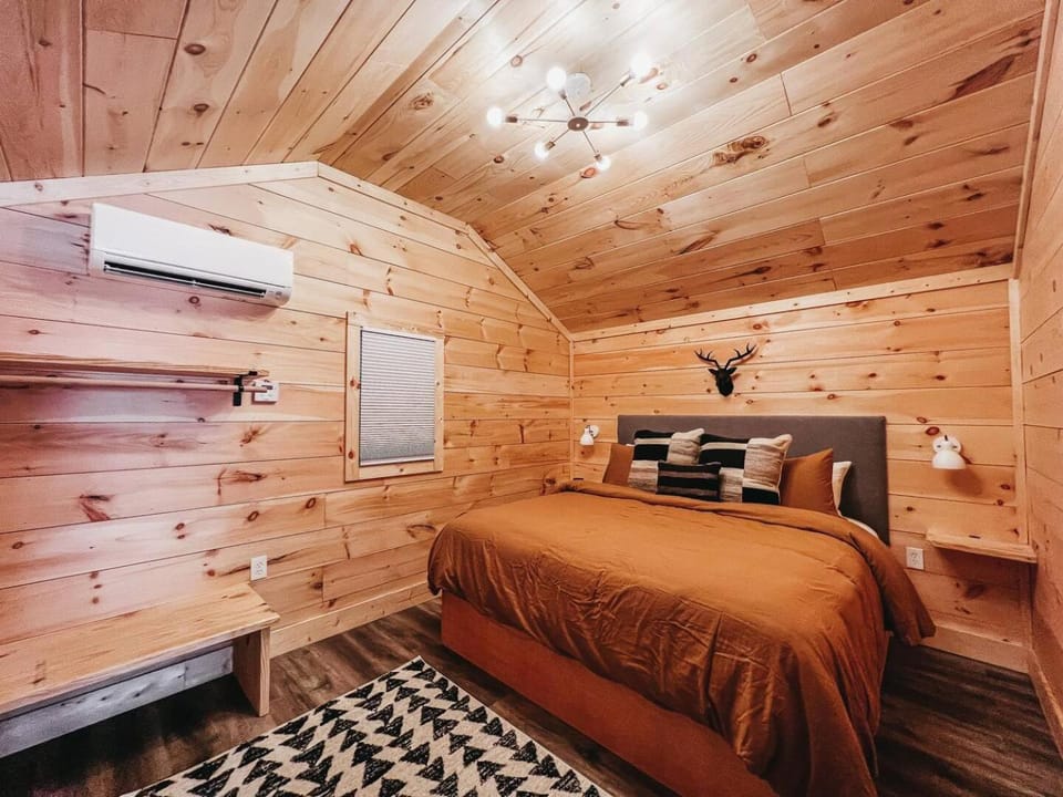 Cabin #9 One Bedroom with Kitchenette Cabin in Lake Hartwell