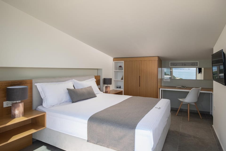 Photo of the whole room, Bedroom