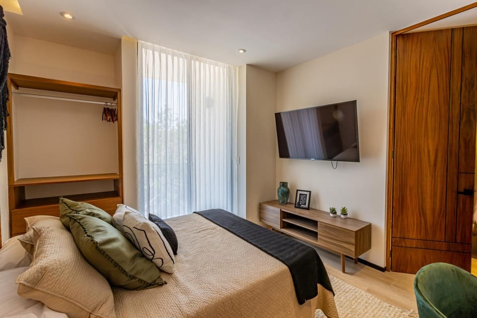 Bed, TV and multimedia, Bedroom