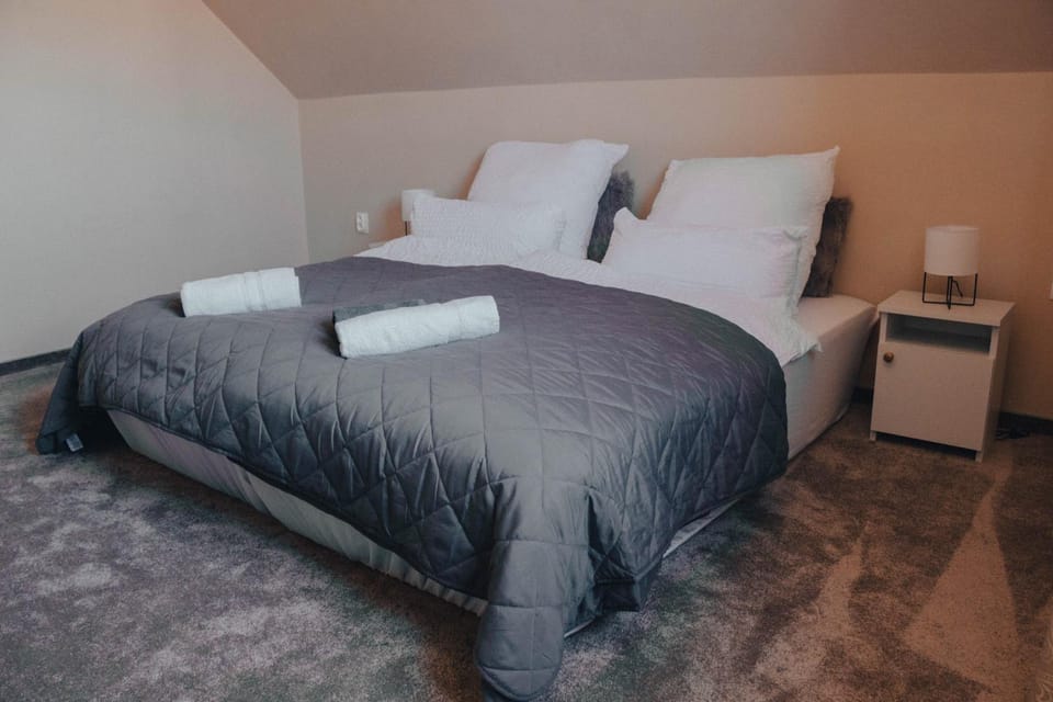 Bed, Photo of the whole room, Bedroom, towels