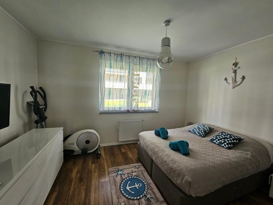 Bed, TV and multimedia, Bedroom, towels, wardrobe