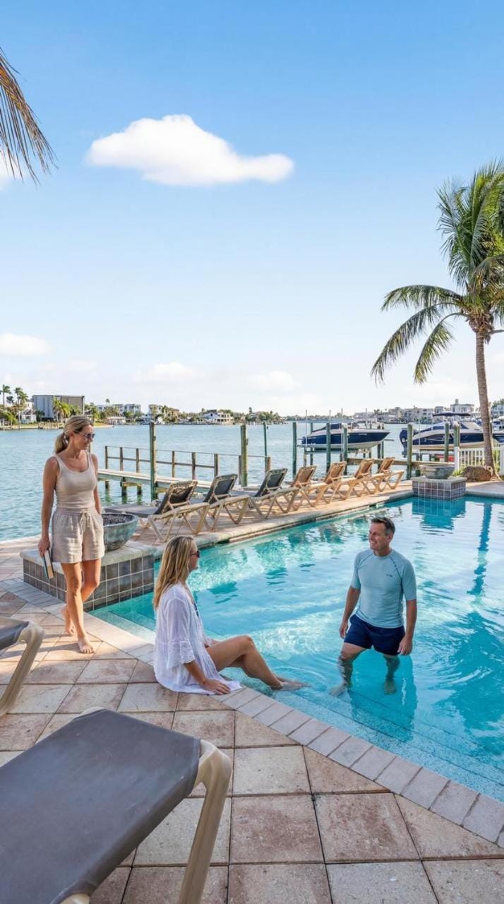 Treasure Trove Waterfront Mermaid Apartment in Treasure Island