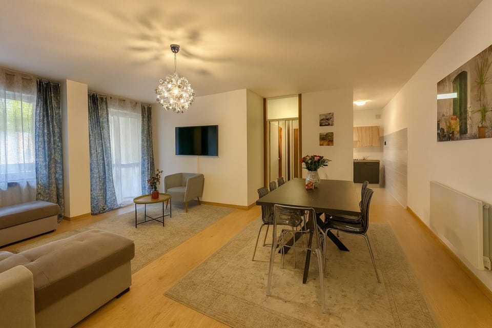 Communal lounge/ TV room, TV and multimedia, Living room, Seating area, Dining area