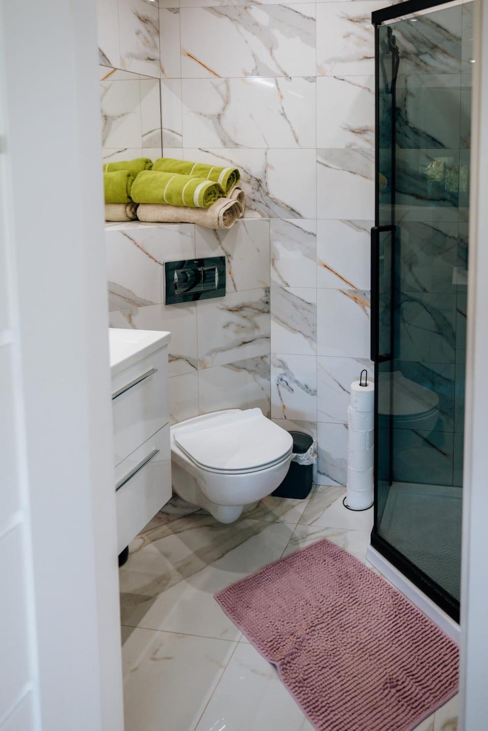 Shower, Toilet, Bathroom, towels