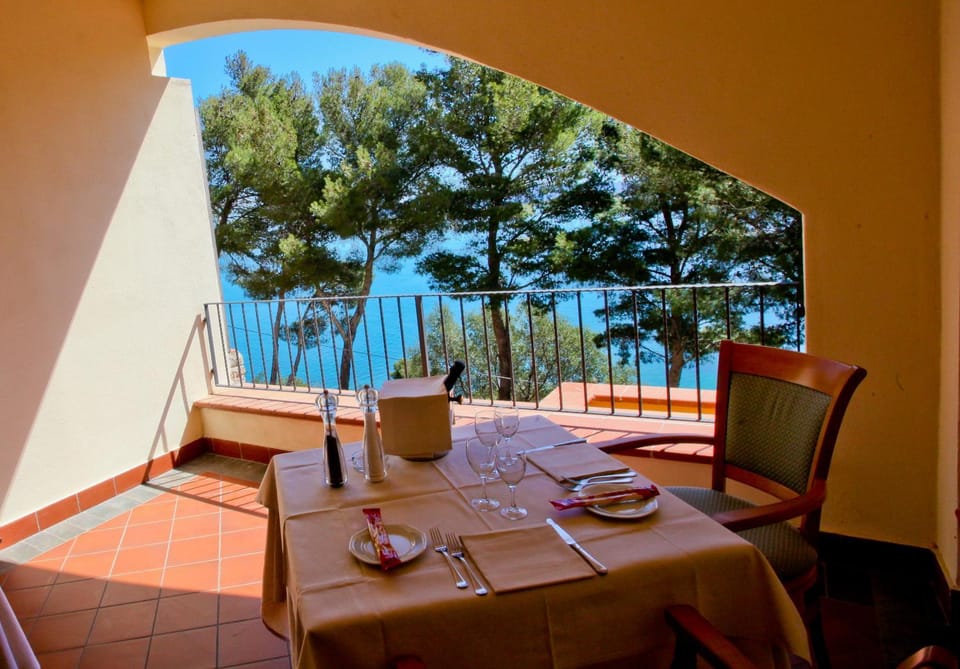 Restaurant/places to eat, Balcony/Terrace