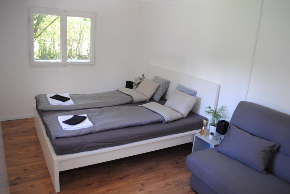 Bed, Bedroom, towels