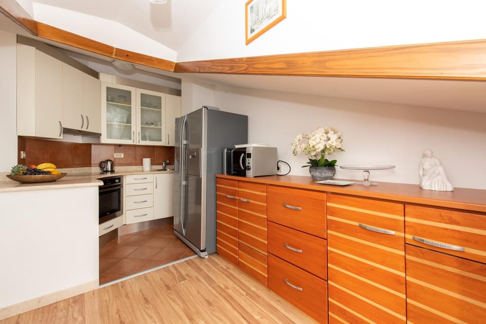 Coffee/tea facilities, Kitchen or kitchenette, dishwasher, oven, stove