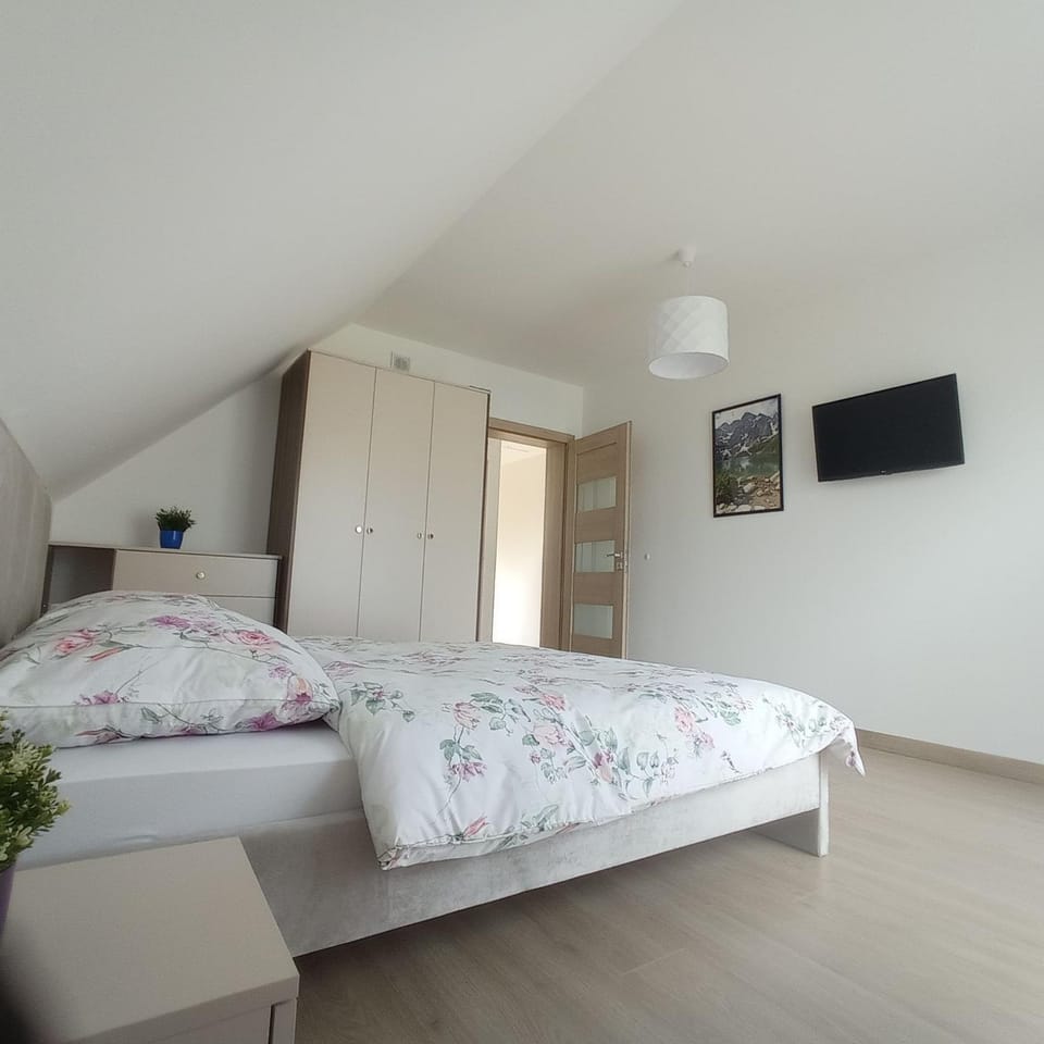 Bed, TV and multimedia, Bedroom, wardrobe