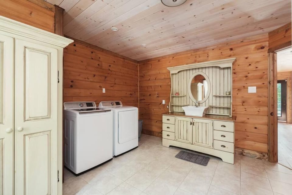 Chalet Bonheur -Rustique- Pet friendly Chalet in Ontario