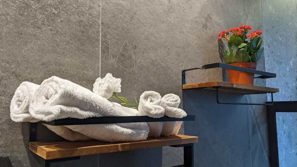 Bathroom, Decorative detail, towels