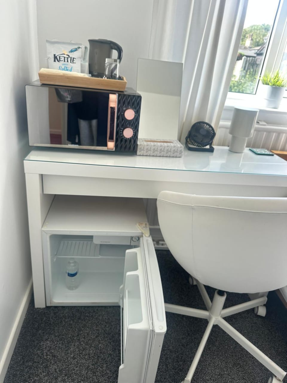 fAiRy DeLL Guesthouse 24-7 check in, cozy lockable rooms, tv, tea tray with choccies, kitchenette, fans, free wifi and parking, COA, all are welcome Vacation rental in Bradford