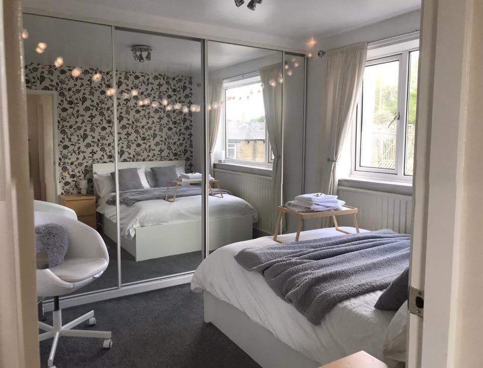 fAiRy DeLL Guesthouse 24-7 check in, cozy lockable rooms, tv, tea tray with choccies, free wifi and parking, COA, all are welcome Vacation rental in Bradford