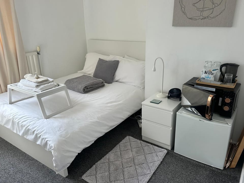 fAiRy DeLL Guesthouse 24-7 check in, cozy lockable rooms, tv, tea tray with choccies, breezy fans, free wifi and parking, COA, all are welcome Vacation rental in Bradford