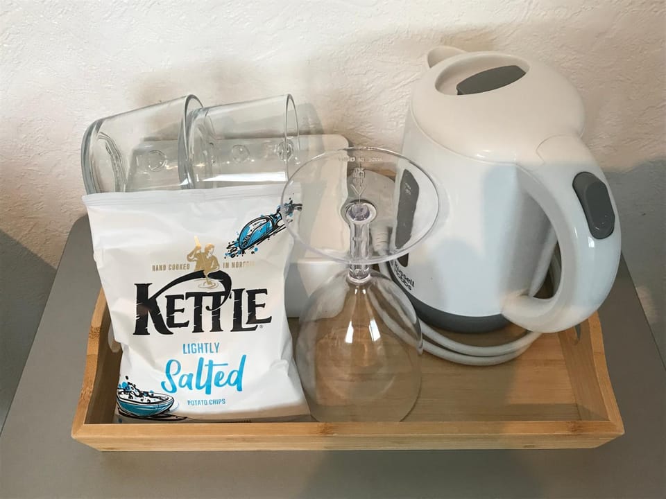 fAiRy DeLL Guesthouse 24-7 check in, cozy lockable rooms, tv, tea tray with choccies, kitchenette, fans, free wifi and parking, COA, all are welcome Vacation rental in Bradford