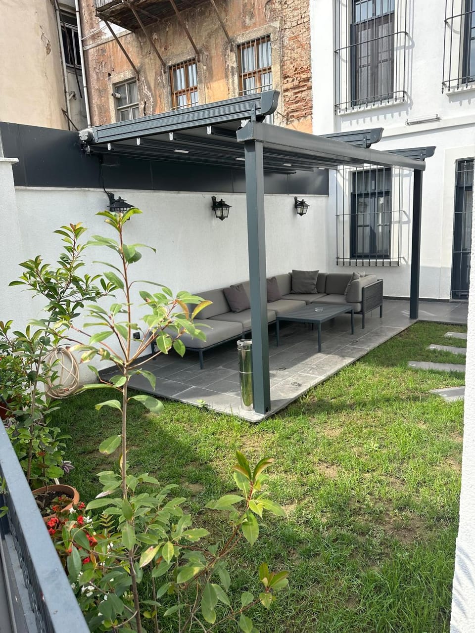 Property building, Patio, Spring, Day, Garden, Garden view