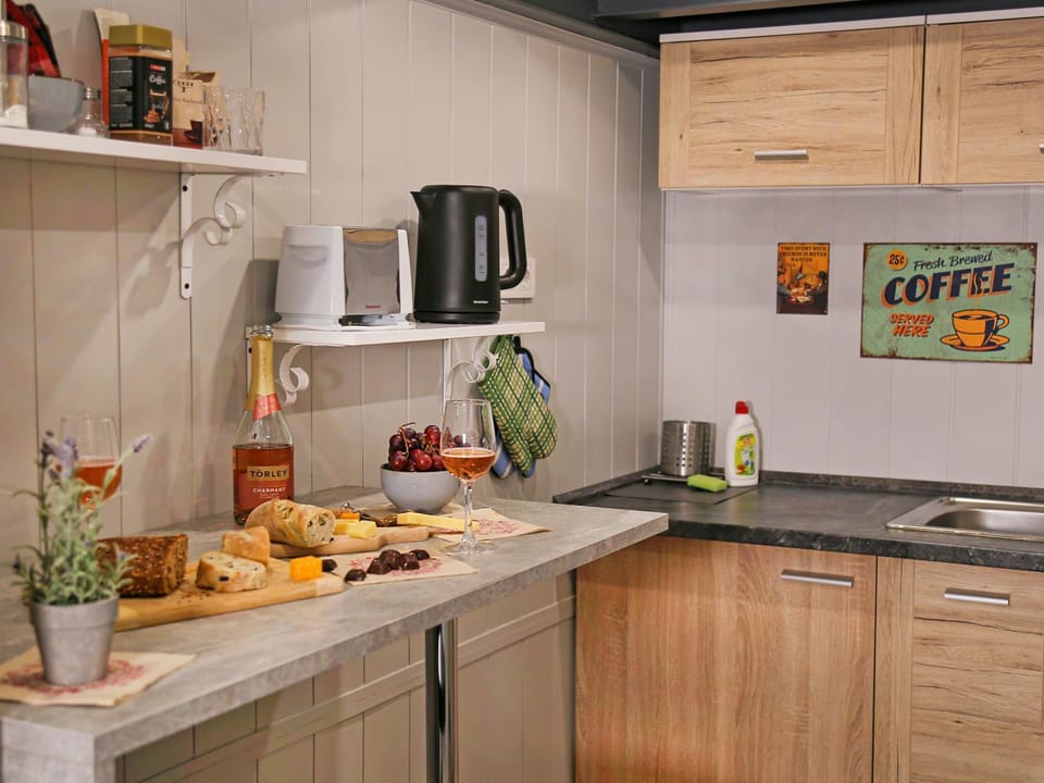 Coffee/tea facilities, microwave, stove, toaster, kitchen