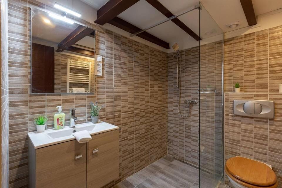 Shower, Bathroom, towels