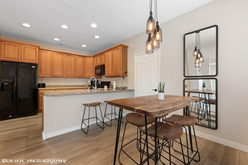 Kitchen or kitchenette, Dining area