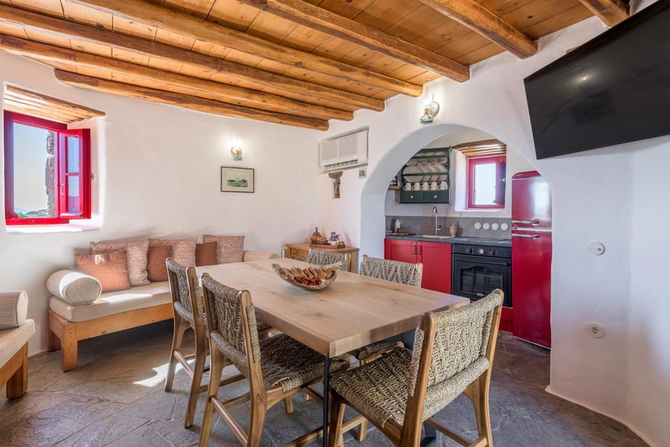 TV and multimedia, Kitchen or kitchenette, Living room, Seating area, Dining area, stove