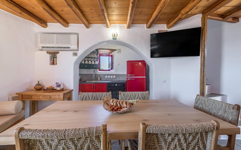 TV and multimedia, Kitchen or kitchenette, Living room, Seating area, Dining area