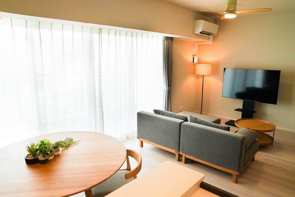 TV and multimedia, Living room, Seating area, Dining area
