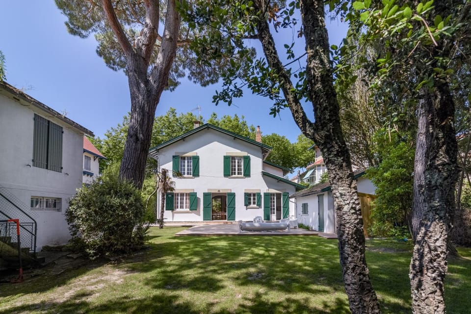 Grande villa - 50m plage - piscine - proche centre gare - parking Villa in Arcachon