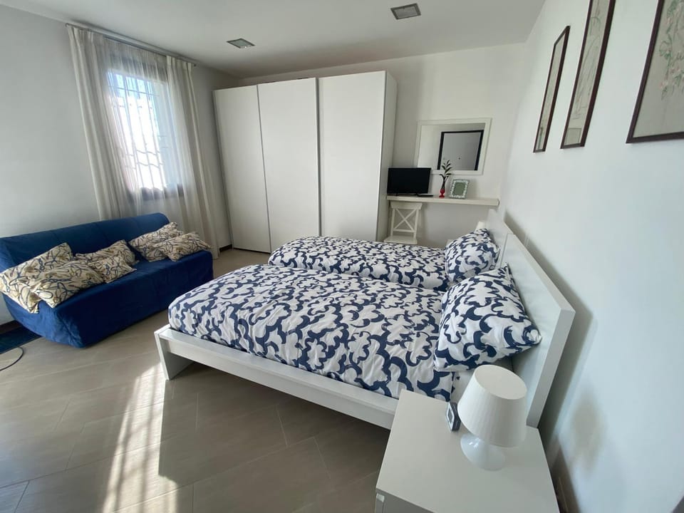 Bed, TV and multimedia, Photo of the whole room, Bedroom, wardrobe