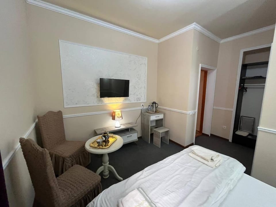 TV and multimedia, Living room, Photo of the whole room, Bedroom
