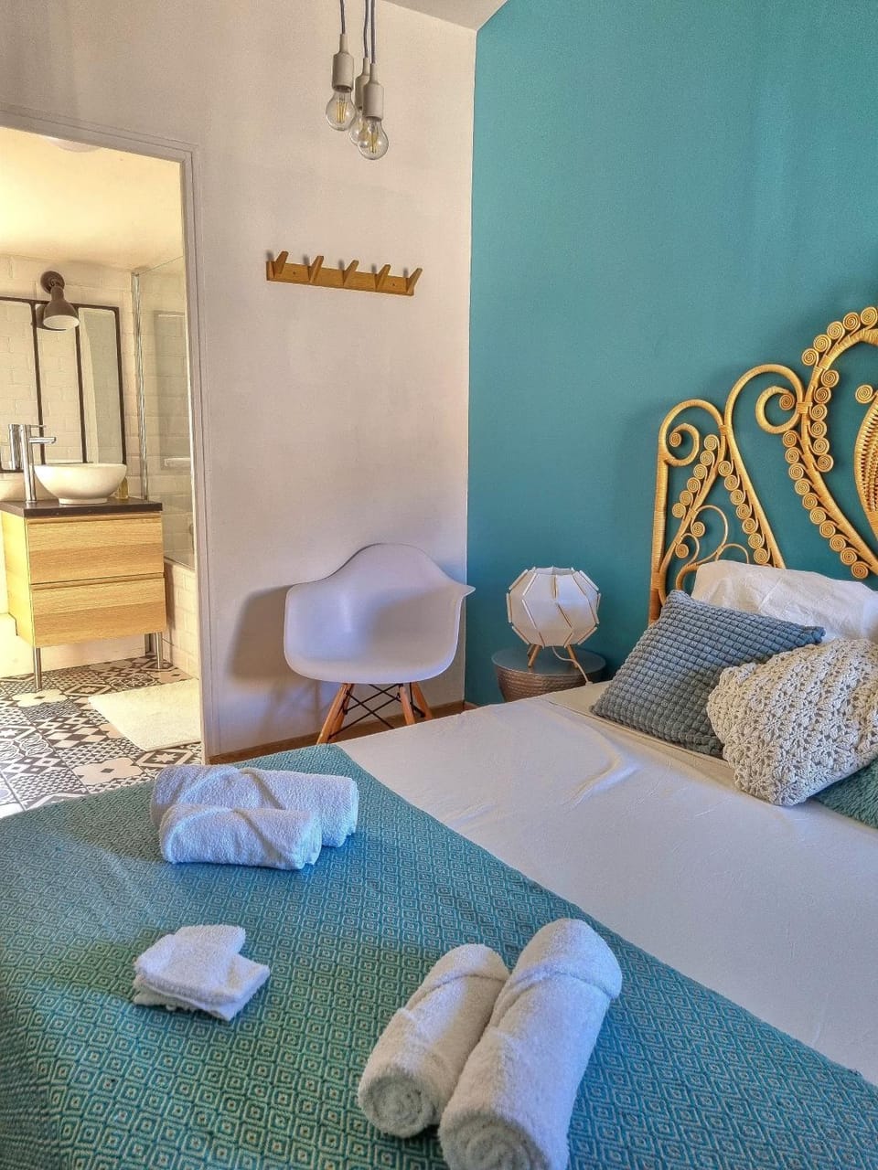 Bed, Photo of the whole room, Bedroom