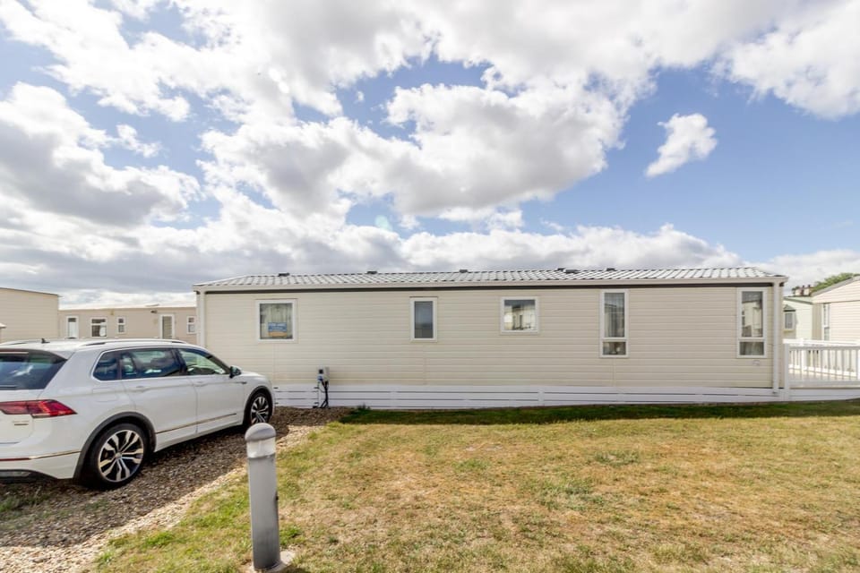 Beautiful, Pet Friendly Caravan By The Beach In Suffolk Ref 40126Nd House in Lowestoft