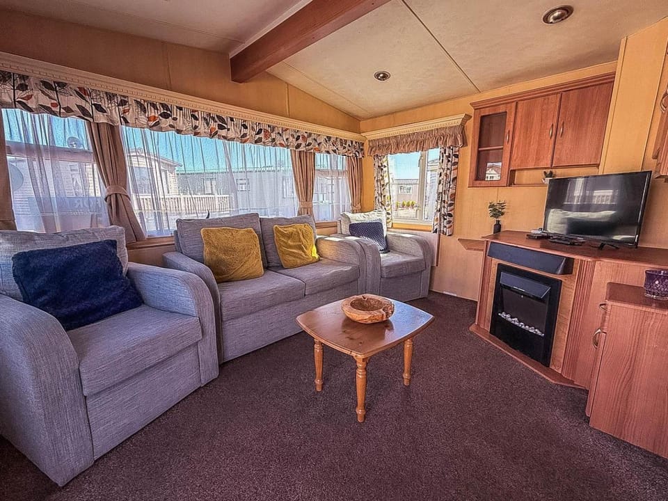 Spacious Caravan For Hire With Decking By The Beach In Suffolk Ref 40094Nd House in Lowestoft