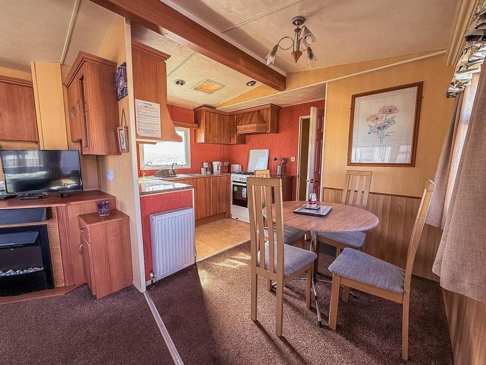 Spacious Caravan For Hire With Decking By The Beach In Suffolk Ref 40094Nd House in Lowestoft