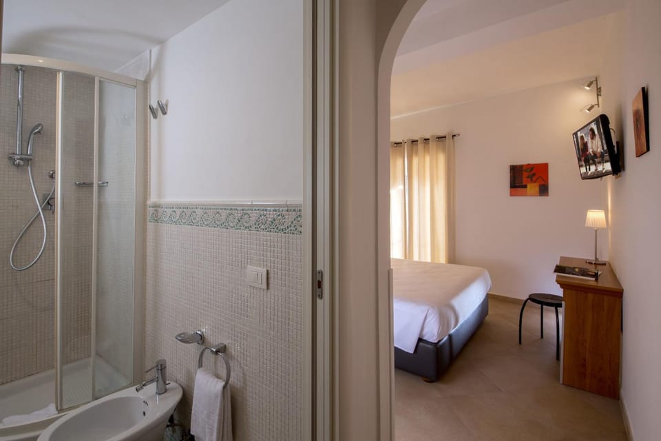 Shower, Bed, Day, Bathroom, Photo of the whole room, Decorative detail, Bedroom, towels